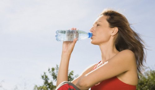 Пиенето на много вода ще Ви помогне да се отървете от всички токсини.
