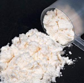 Egg white powder е хранителна добавка, която съдържа чист протеин от яйчни белтъци. 