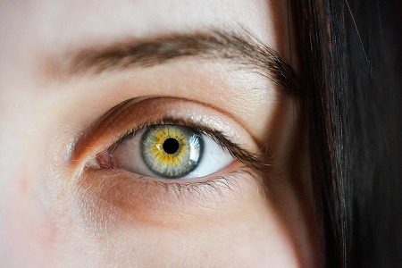 Natrol OcuSense with Lutein предпазва очите от увреждане.